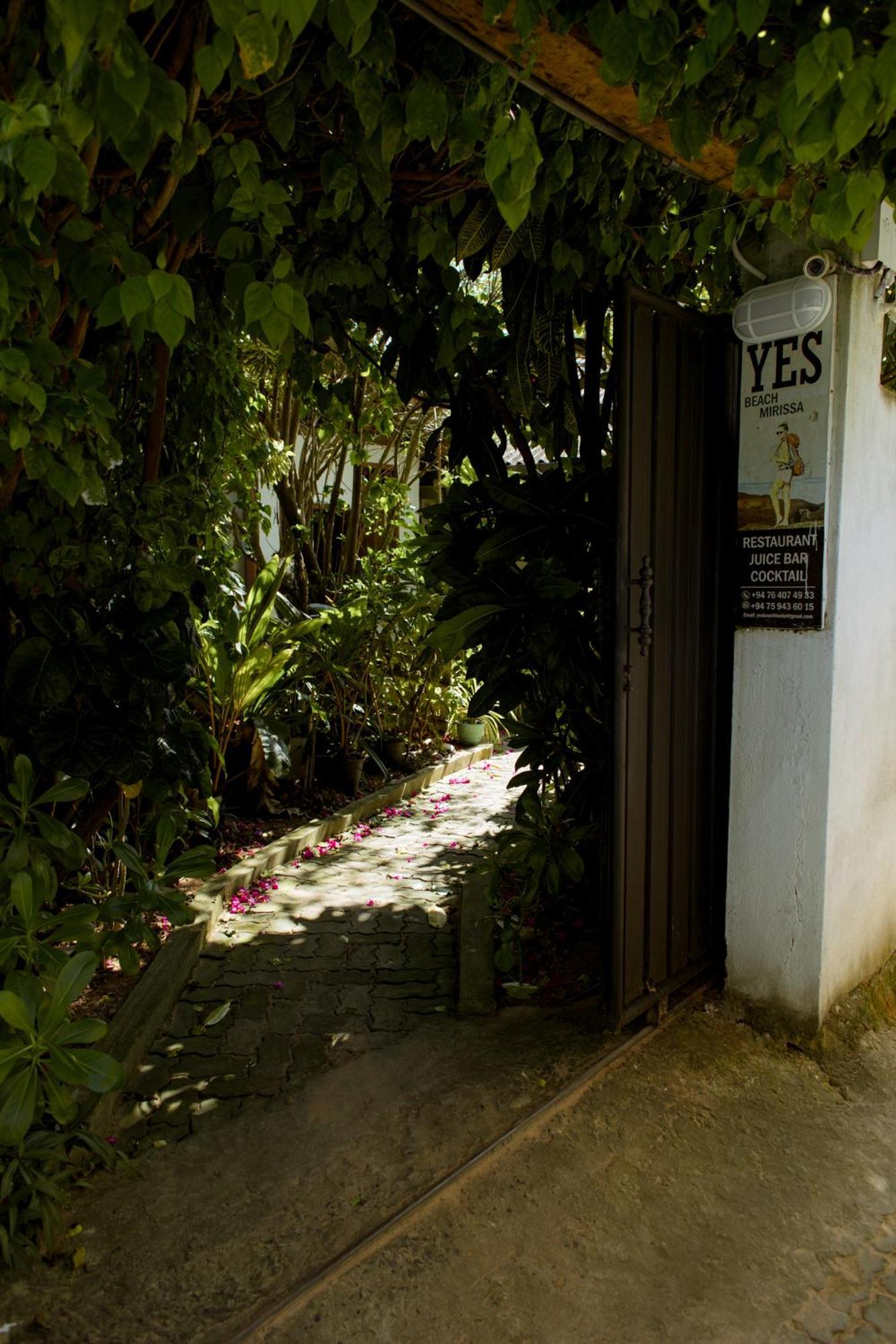 Yes Beach House Mirissa Bagian luar foto
